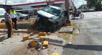 Nuevo Laredo: mujer pierde el control y se impacta en jardinera; se fue del lugar