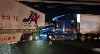 Trailero invade carril y provoca aparatoso accidente en el puente de la Corona