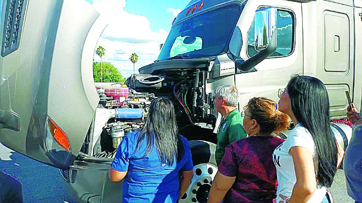 Serán 10 mujeres choferes de tráiler