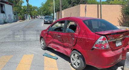 Aparatoso accidente deja auto destrozado en la Colonia Guerrero; culpable se dio a la fuga