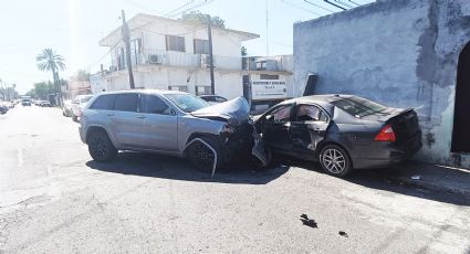 Por omitir una señal de alto, joven mujer termina estampada en la pared por una Jeep