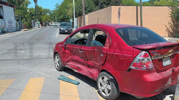Aparatoso accidente deja auto destrozado en la Colonia Guerrero; culpable se dio a la fuga