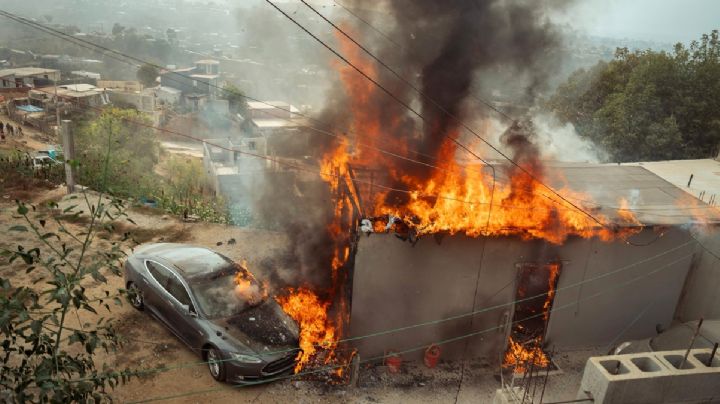 Se quiso colgar de un poste de luz para cargar su Tesla y termina incendiando casa en la frontera