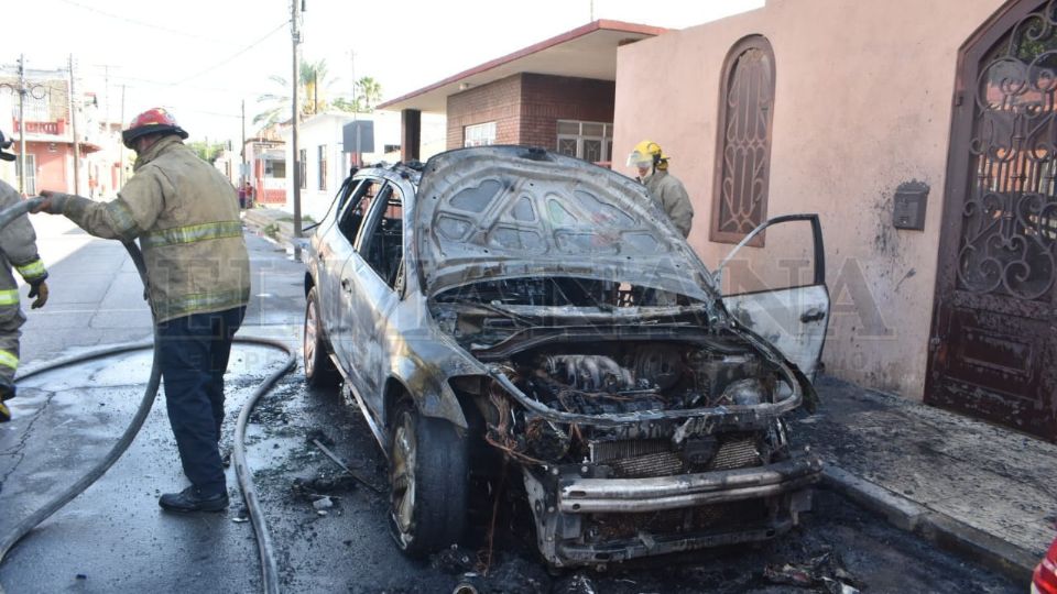 Las intensas flamas fueron lo que llamó la atención de los vecinos de los alrededores, quienes pidieron la presencia de los bomberos