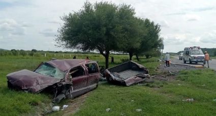 Tras volcarse, ¡camioneta se parte en tres!; deja tres heridos