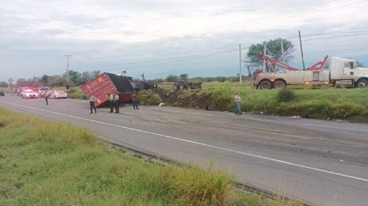 Rebase imprudente provoca choque con tráiler en la carretera Victoria Monterrey: cuatro muertos