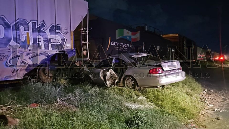 El auto quedó estampado contra el ferrocarril.