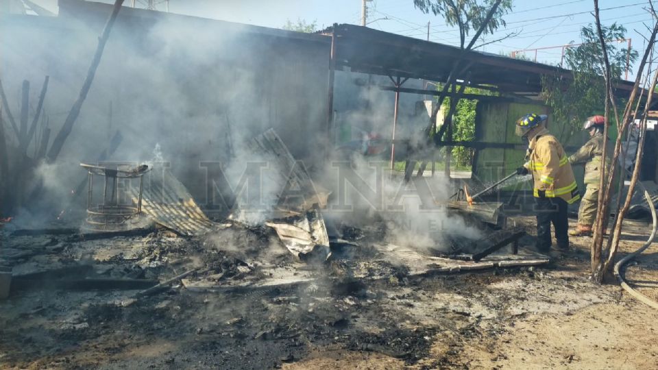 El incendio consumió rápidamente los materiales inflamables en el lugar, amenazando con extenderse a la propiedad del vecino