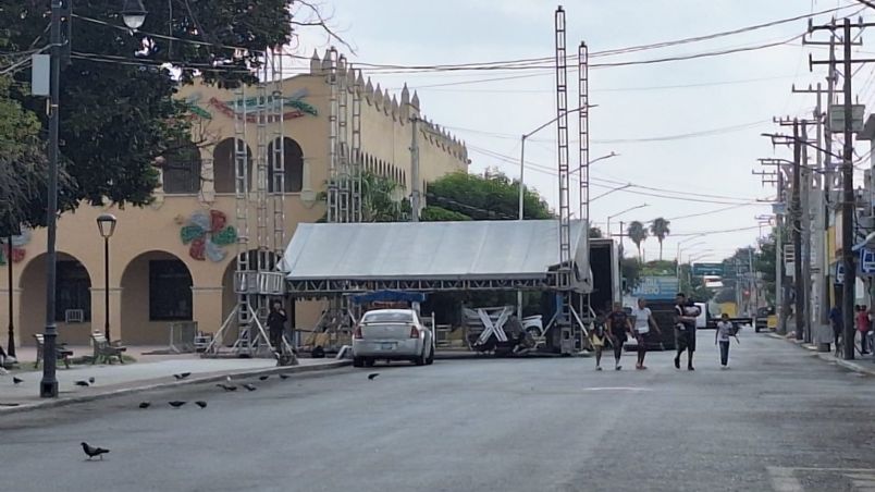 El escenario para Gloria Trevi y grupo Sólido quedó instalado desde la noche del sábado.