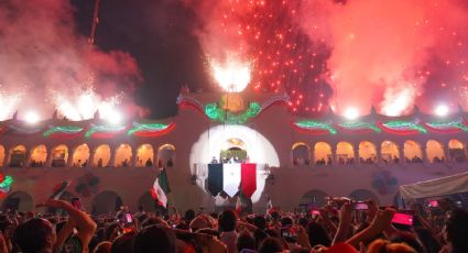 ¡Viva México!, grita Carmen Lilia Canturosas junto a miles en la explanada de la Independencia