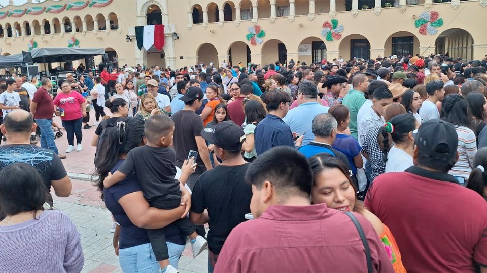 Se reúnen desde temprano en la Plaza Independencia