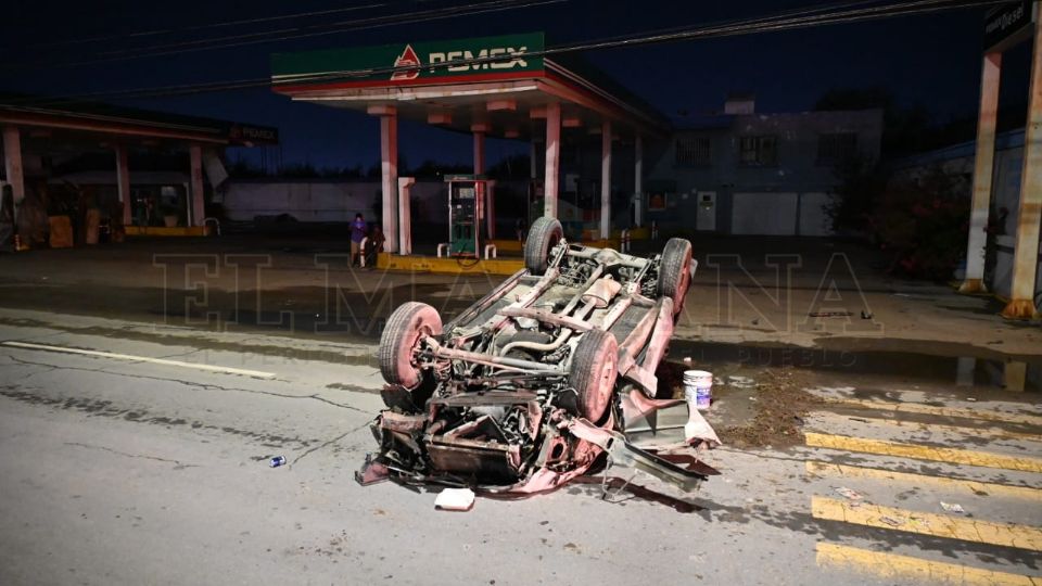 Milagrosamente el hombre en estado de ebriedad resultó ileso en este accidente vial, reportándose solo daños materiales y la pérdida total del vehículo