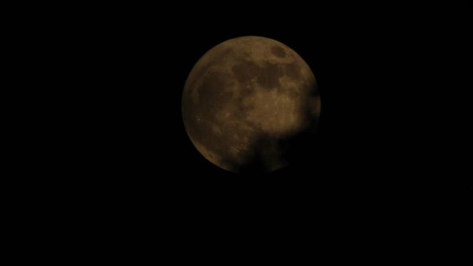 El eclipse parcial de luna en Nuevo Laredo.