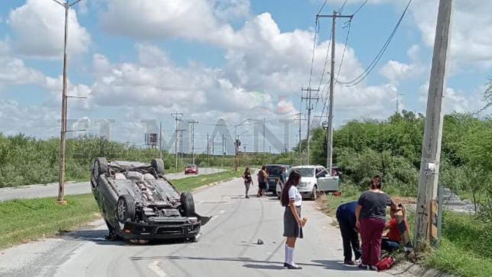 La mujer perdió el control de su vehículo terminando boca arriba dentro de su auto volteado por el choque