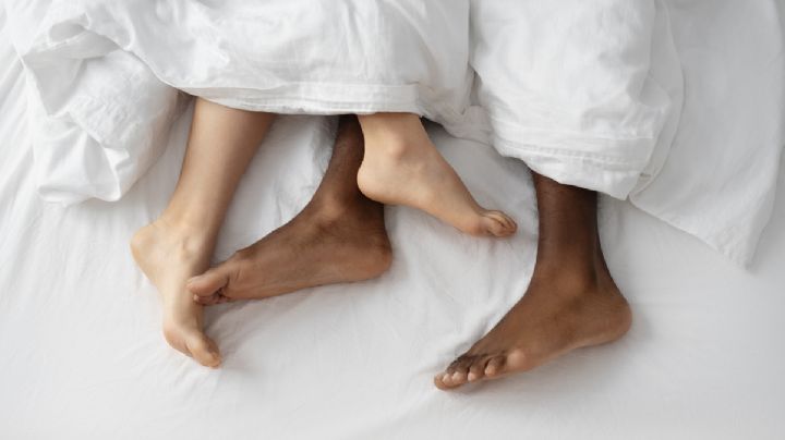 Esta vedette del cine de ficheras desenterró el cadáver de su marido para dormir varios días con él