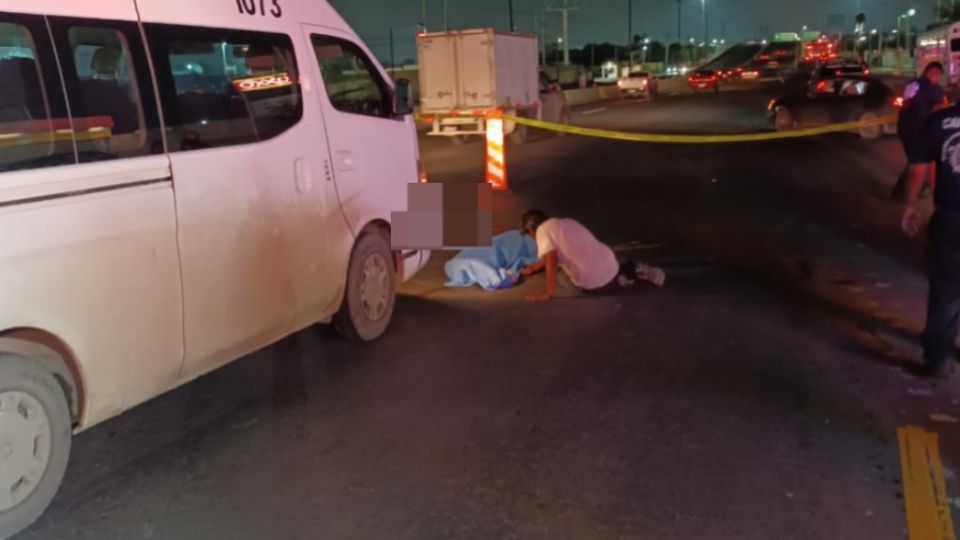 La vendedora de flores trató de cruzar la carretera con su esposo.