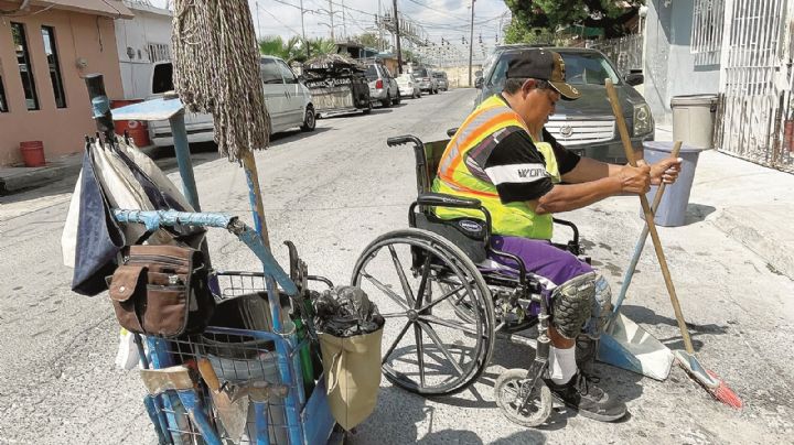 Faustín limpia las calles de Nuevo Laredo en silla de ruedas