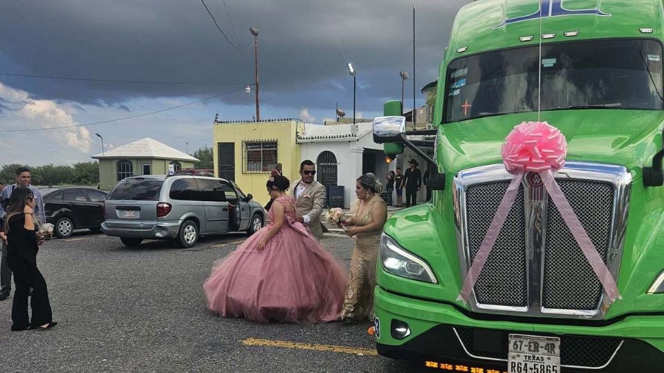 La quinceañera viajó en el tráiler de su padre