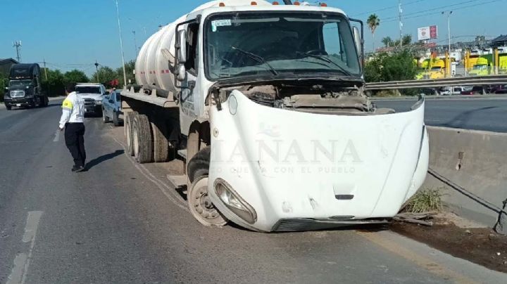 Nuevo Laredo: pipa no alcanza a frenar y choca contra muro y camión de basura