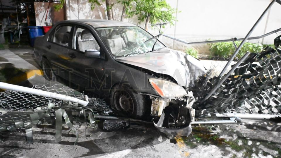 El hombre, de la tercera edad, sufrió una aparente descompostura de su vehículo, yendo a chocar en esta sección del lugar