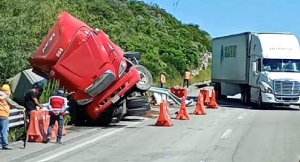 Trailero pierde el control y se voltea en la carretera Monterrey-Nuevo Laredo