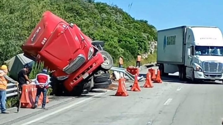Trailero pierde el control y se voltea en la carretera Monterrey-Nuevo Laredo