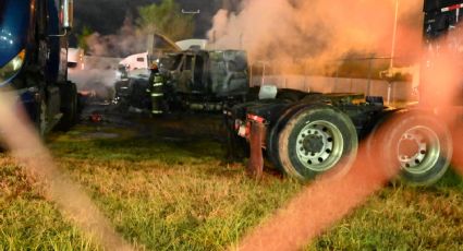 Tráileres incendiados en Carretera Nacional son pérdida total; bomberos evitan tragedia