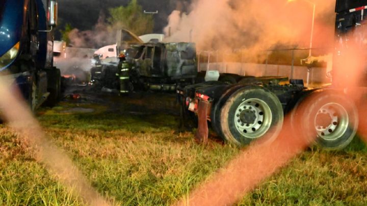 Tráileres incendiados en Carretera Nacional son pérdida total; bomberos evitan tragedia