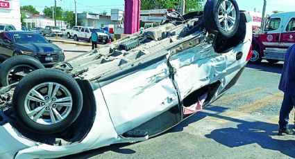 Mujer choca brutalmente y se salva de morir; su camioneta queda volcada en la Cesar López de Lara