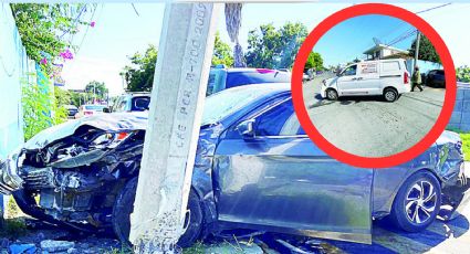 Imprudente jovencito invade carril y destroza su carro en aparatoso choque en la colonia Guerrero