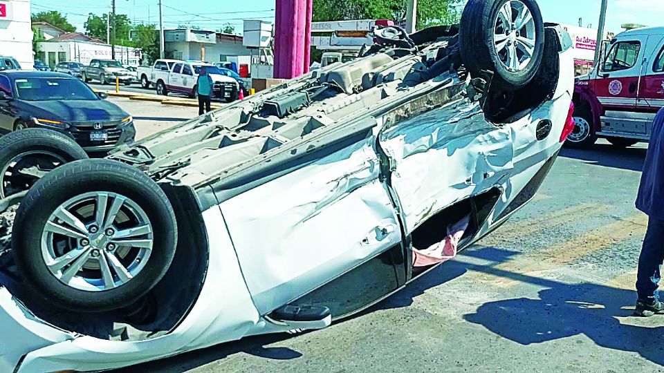 La camioneta quedó muy dañada tras la volcadura