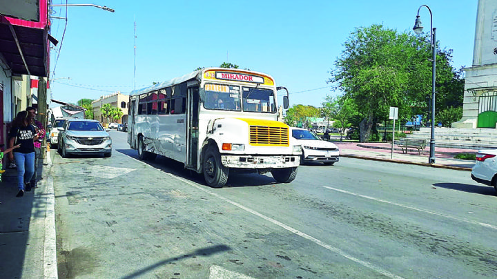 Choferes de camiones urbanos en Nuevo Laredo cobran un peso de más sin autorización