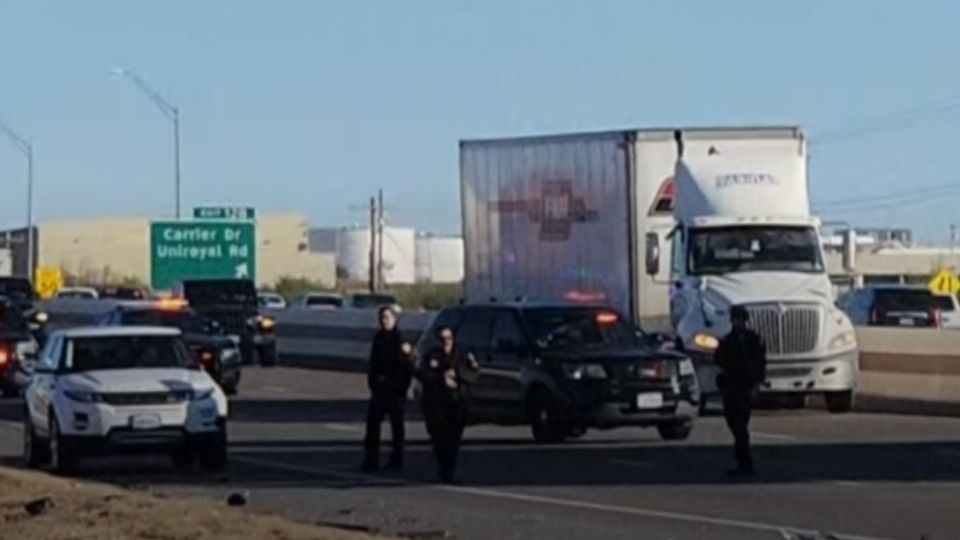 El trailero atropelló al conductor de una camioneta