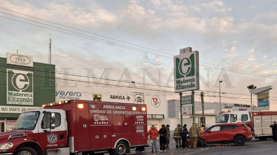 Elementos de Protección Civil local y Bomberos se dieron cita en el lugar para salvaguardar a la mujer accidentada