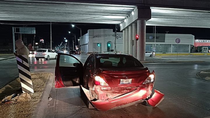 Hombre estrella su camioneta por ir distraído en la Eva Sámano; deja auto con severos daños