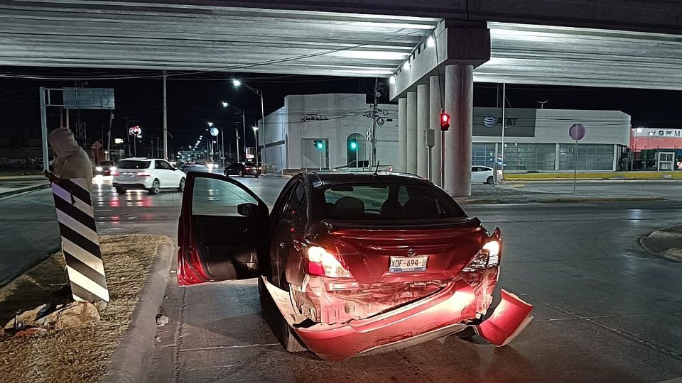 Una camioneta le pegó a un auto por detrás.