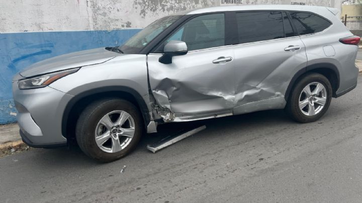 Cafre se pasa el alto y provoca fuerte choque en Nuevo Laredo; camioneta quedó muy dañada