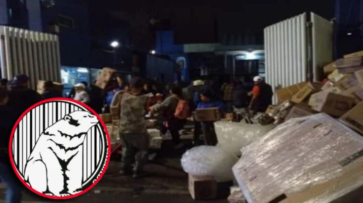 Desalojan histórica fábrica en la CDMX; sacaron toda su mercancía a la calle y vecinos se la llevaron