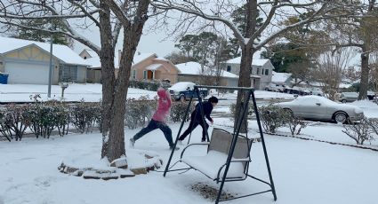 Nevadón histórico en Houston; a falta de clases, niños son los que más se divierten