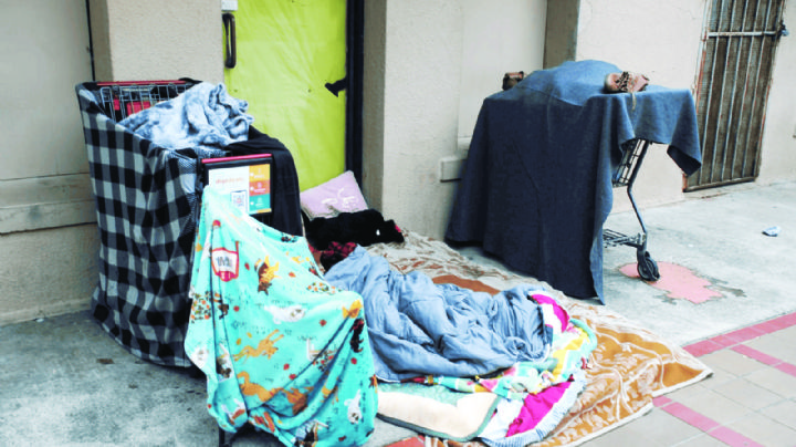 Personas desamparadas desafían el intenso frío en Laredo; duermen en la calle