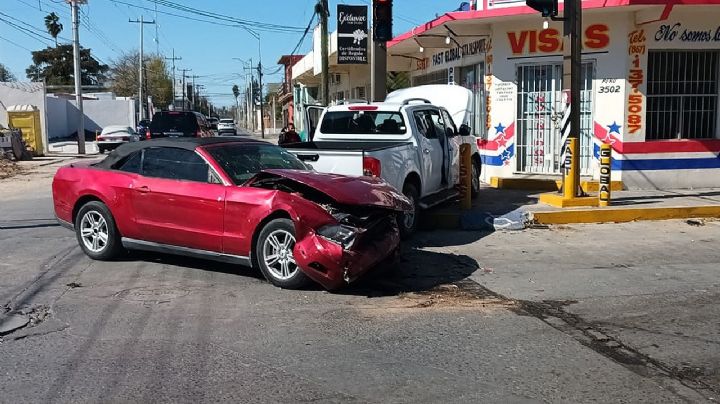 Auto semideportivo se estrella contra camioneta en la Juárez; joven se pasó el rojo