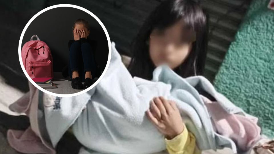 La menor cargaba a su pequeña hermana en busca de su madre