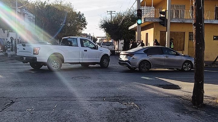 Hombre se pasa el rojo y estrella su camioneta con carro de agencia en Nuevo Laredo; quedó endeudado