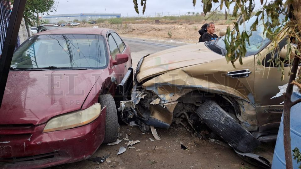 La falta de pericia al volante, causó la problemática situación que arruinó los autos de los involucrados