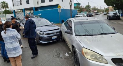 Encontronazo en la Colonia Palacios deja un auto dañado; ambas conductoras se echaron la culpa