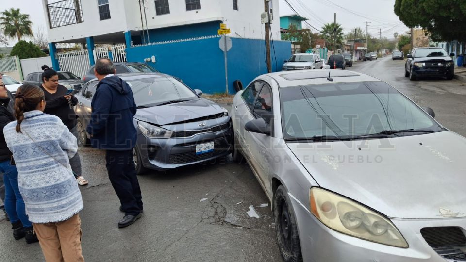 Las afectadas comenzaron a discutir por la responsabilidad en este encontronazo, el cual dejó uno de los autos muy dañado