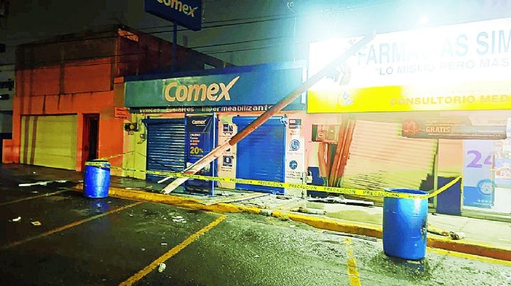 Conductor se estrella con sucursal de Farmacias Similares y se escapa en Nuevo Laredo