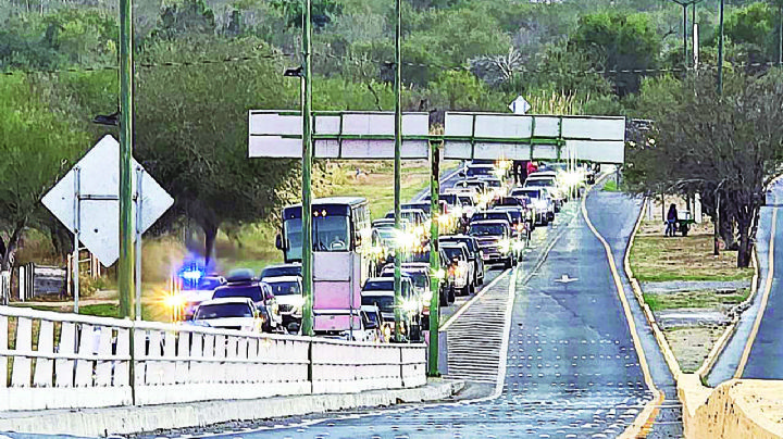 Regresan paisanos a Estados Unidos; saturan Puentes Internacionales de Nuevo Laredo