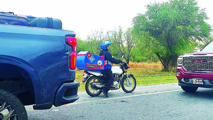 Les venden comida a miles de paisanos en su regreso a casa