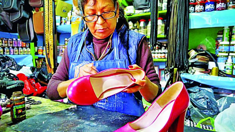 En México, existen 284 mil personas que desempeñan algún oficio, de las cuales el 99.7 por ciento son hombres y el 0.3 por ciento mujeres, de acuerdo con el Inegi.